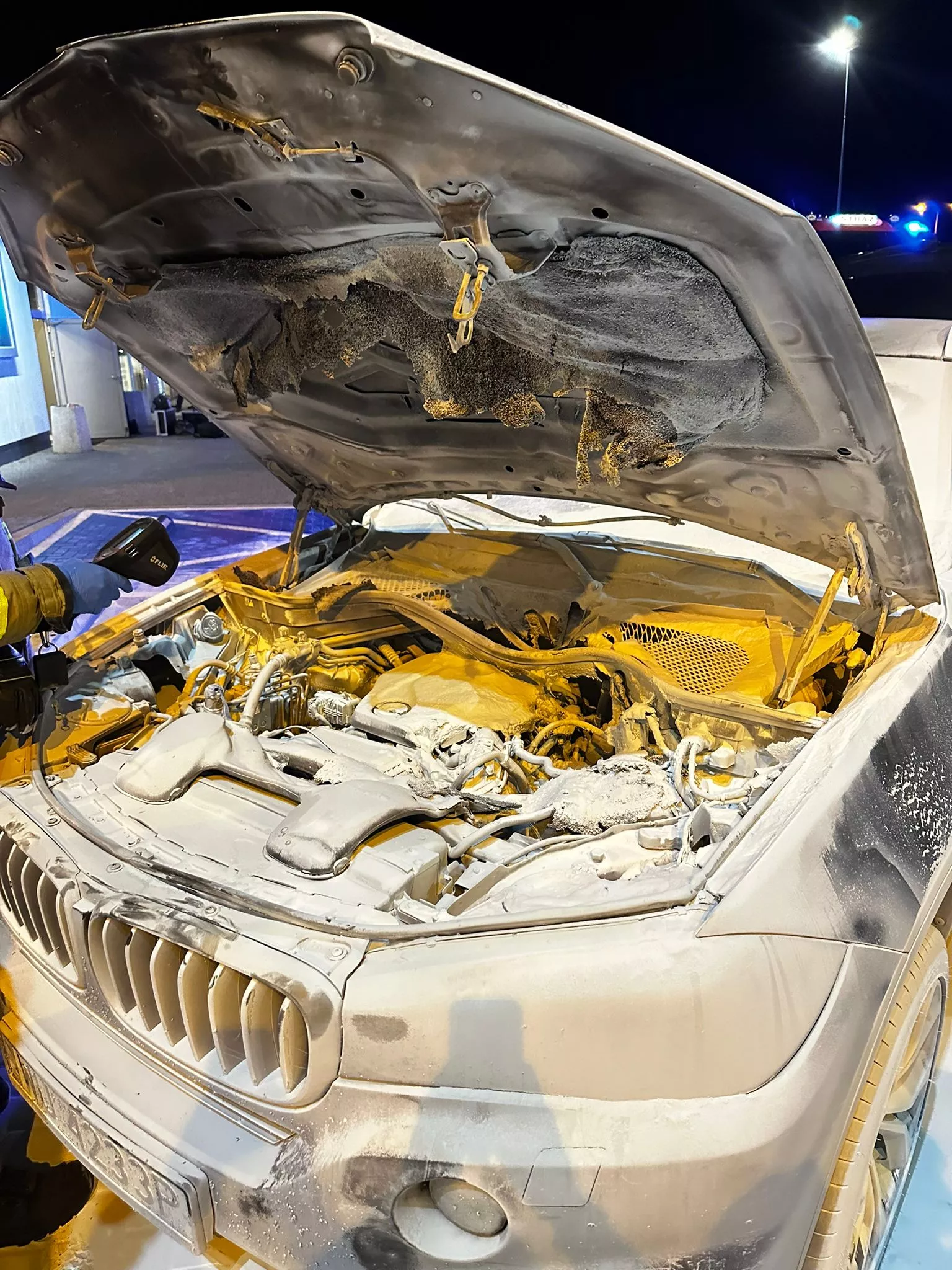 Pilne! Zagrożenie eksplozją?! Auto znanego gwiazdora disco polo Dbomb zapaliło się w trakcie jazdy! Akcja gaśnicza - wezwano służby | ZDJĘCIA

